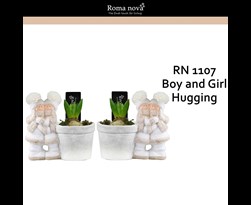 arrangement hyacint boy and girl hugging 