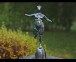 bronzen beeld - dikke naakte vrouw