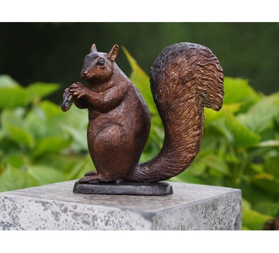                                                                     bronzen-beeld-eekhoorn-met-eikel