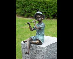 bronzen beeld - jongen met fluit