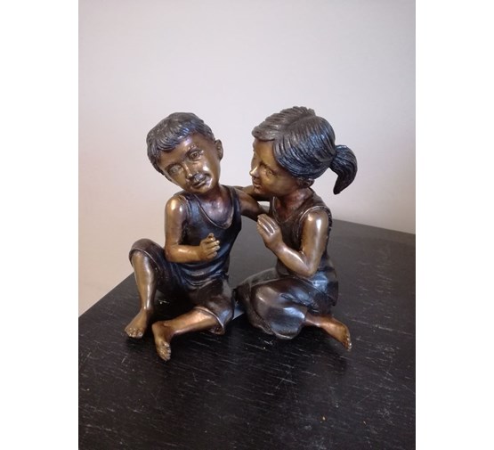 bronzen-beeld-lachend-kinderpaar