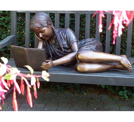bronzen-beeld-liggend-lezend-meisje