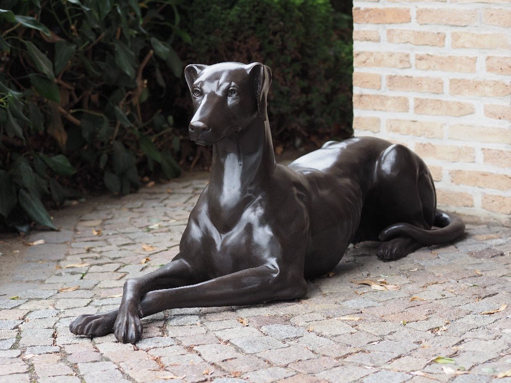 Jaar Reis Canada bronzen beeld - liggende hond rechts - Tuincentrum Pelckmans