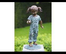 bronzen beeld - meisje met vogel in haar hand