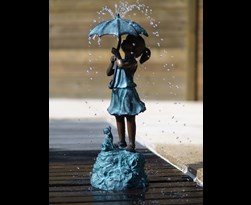 bronzen beeld - meisje onder paraplu