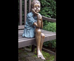 bronzen beeld - meisje zittend