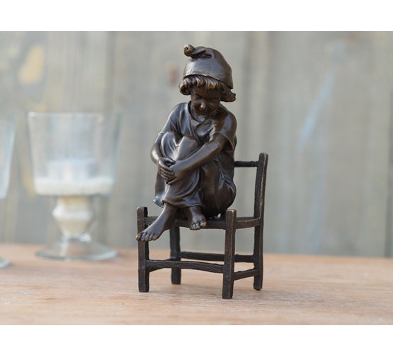 bronzen-beeld-meisje-zittend-ostoel