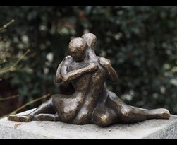 bronzen beeld - modern verliefd koppel