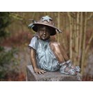 bronzen-beeld-zittend-meisje-mhoed
