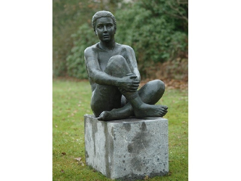bronzen beeld - zittende vrouw - Tuincentrum Pelckmans