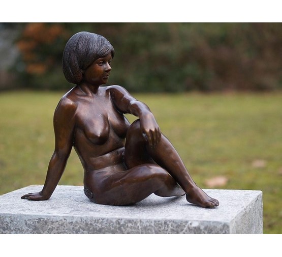 bronzen-beeld-zittende-naakte-vrouw