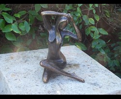 bronzen beeld - zittende vrouw