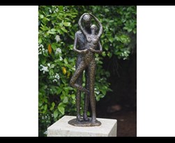 bronzen beeld - groot kussend liefdespaar